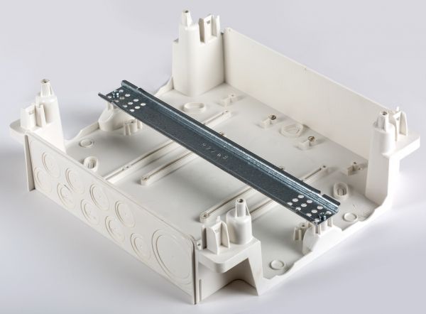 IP40 AP Verteilergehäuse 12TE 1-reihig mit Tragschinene und N-/PE-Klemme