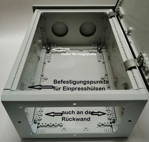 Outdoor Gehäuse 750x500x300 mm (HBT) mit Sichttür offen und Regendach